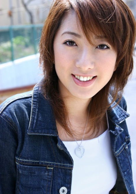 Japonská teenagerka Jyuri Kanoh se před svlékáním doma blýskne kalhotkami