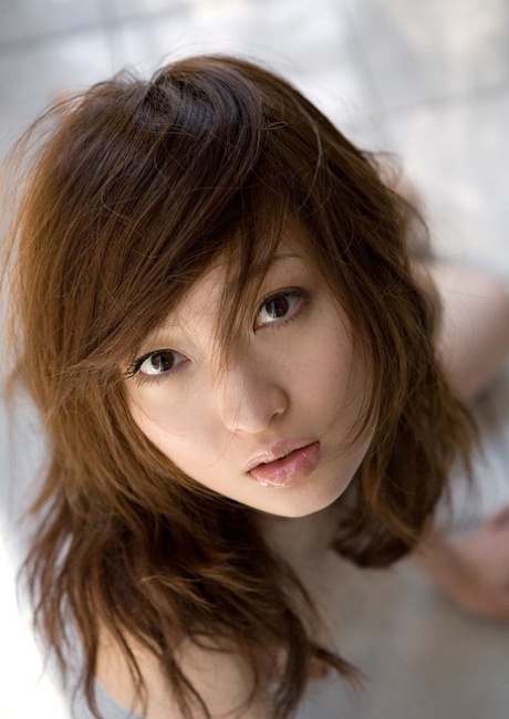 Japonská teenagerka Maiko Kazano při koupeli svlažuje svá velká prsa a křoví