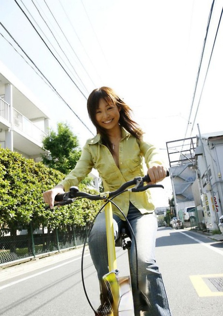 Den vakre japanske jenta Hara Sarasa kler av seg bikinien etter en sykkeltur.