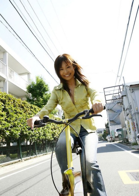 Mooi Japans meisje Hara Sarasa ontdoet zich van haar bikini na een fietstochtje