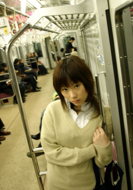 A estudante japonesa Hina Tachibana tira o uniforme enquanto usa um biquíni vermelho