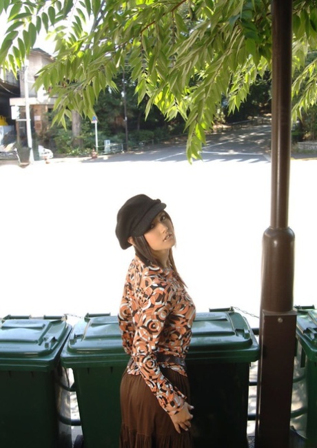 Азиатская красавица Мария Озава принимает соблазнительные позы во время сольной съемки