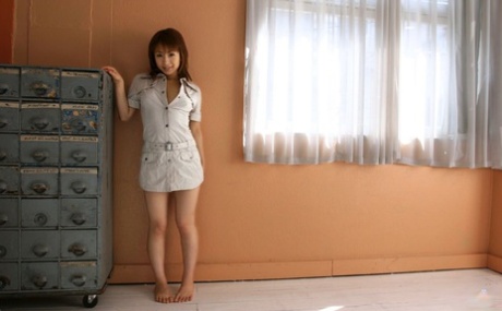 Japońska laska Karen Ichinose staje się całkowicie naga w kuszący sposób