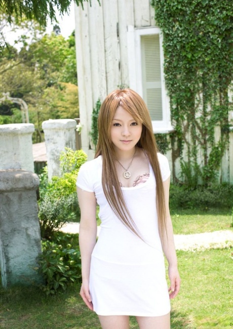 Linda menina japonesa Ria Sakurai fica totalmente nua enquanto troca de roupa