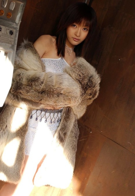 Japans model Sakura Shiratori duwt haar grote tieten naar voren als ze naakt is