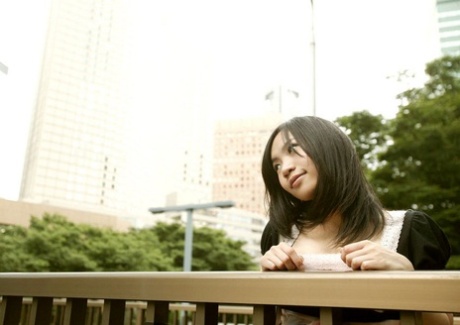 Nettes japanisches Mädchen Mio hat ihr Höschen nach Upskirt-Action heruntergezogen