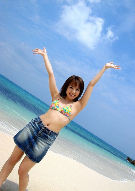 Der japanische Teenager Chikaho Ito modelliert nackt am Strand im Bikini