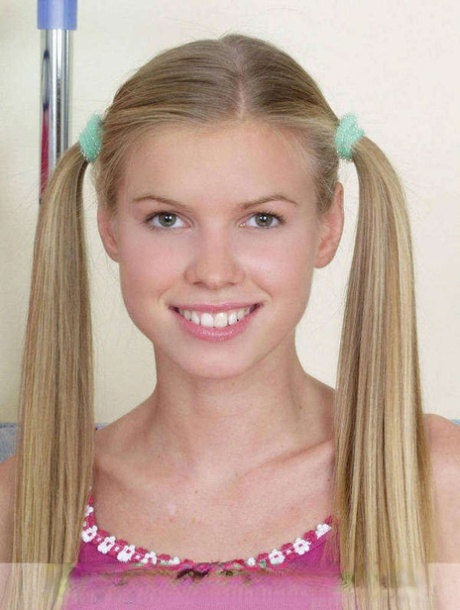 La adorable adolescente Marketa se desnuda completamente con el pelo en coletas