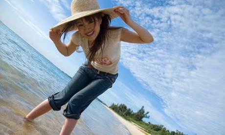 Het mooie Japanse meisje Misako is helemaal naakt op het strand.