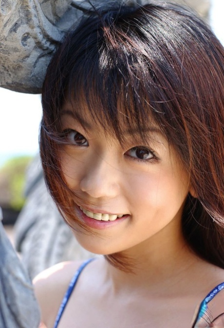 Den lille japanske pige Saki Ninomiya modellerer ikke-nøgen i bh- og trussekombination