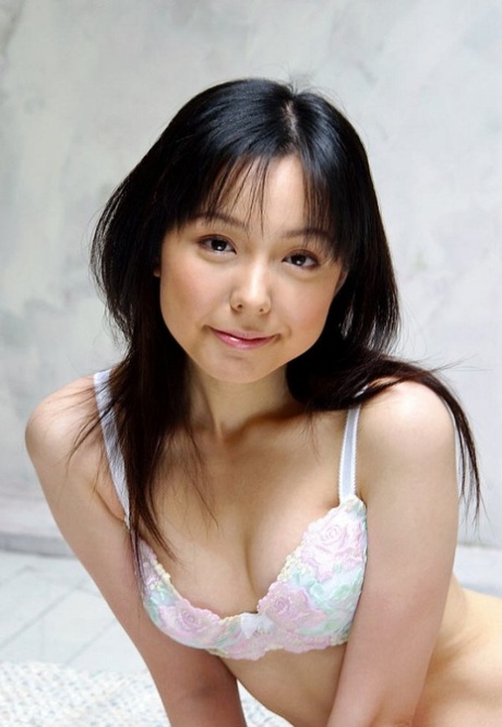 Sladká japonská teenagerka Yui Hasumi se usmívá, zatímco ukazuje své chlupaté křoví