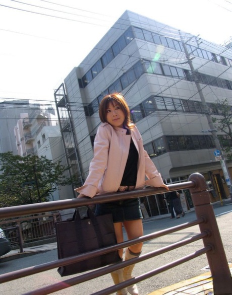 Die japanische Teenagerin Tomomi zieht sich bei der Ankunft in ihrer Wohnung komplett aus