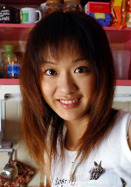 Roztomilá japonská teenagerka Izumi váhavě odhaluje svá prsa a křoví