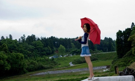 Den vackra japanska tonåringen Jun Kiyomi avslöjar sin vackra behå under en nakenfilm