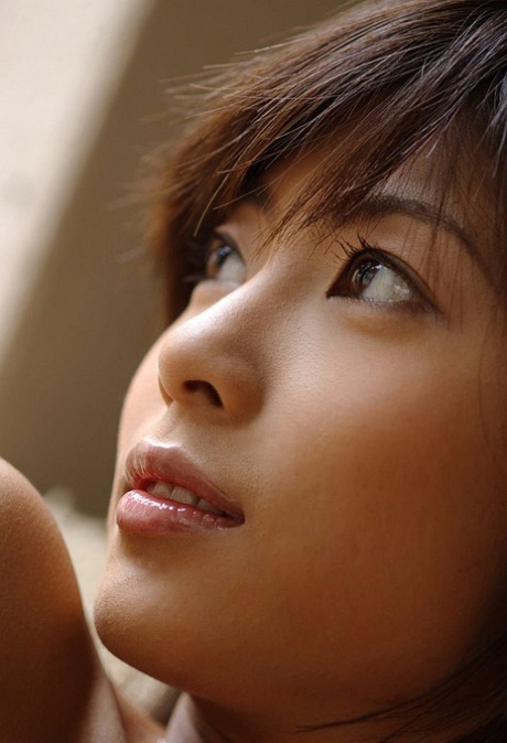 Den smukke japanske pige Rin Suzuka slipper et fast bryst løs under soloaction