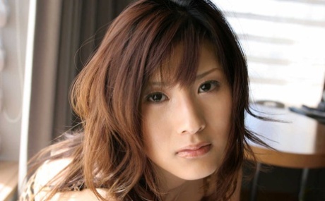 Japanische MILF Sara Tsukigami wird völlig nackt während offener Aktion zu Hause