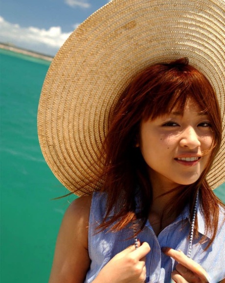Den smukke japanske teenager Asuka går topløs i havet