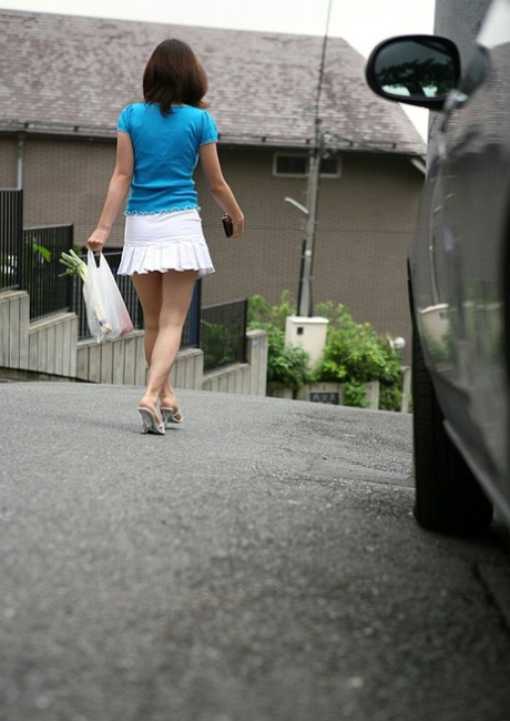 Vollbusiger japanischer Teenager masturbiert nach der Hausarbeit auf dem Küchenboden