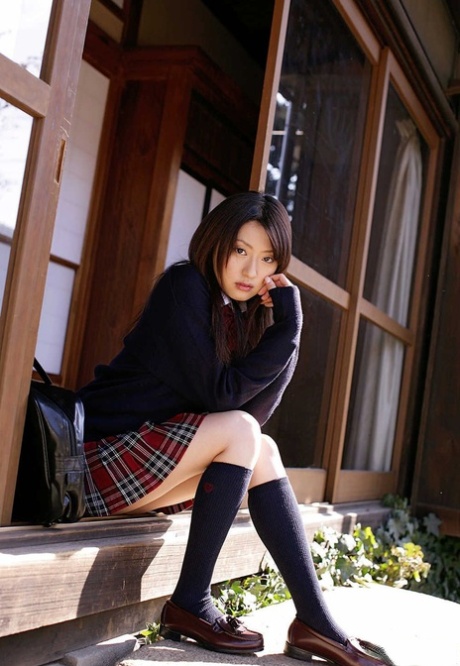 Японская студентка Миса Шинозаки ублажает свою возбужденную пизду через стринги