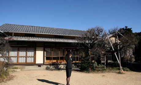 Japonská vdova Miho Sonoda se při truchlení nad zesnulým manželem mazlí sama se sebou