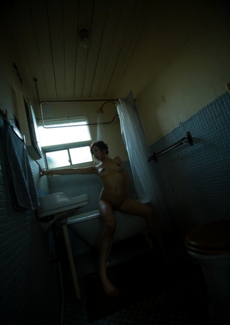 Japans meisje Emi Harukaze toont lange tepels na het nemen van een douche