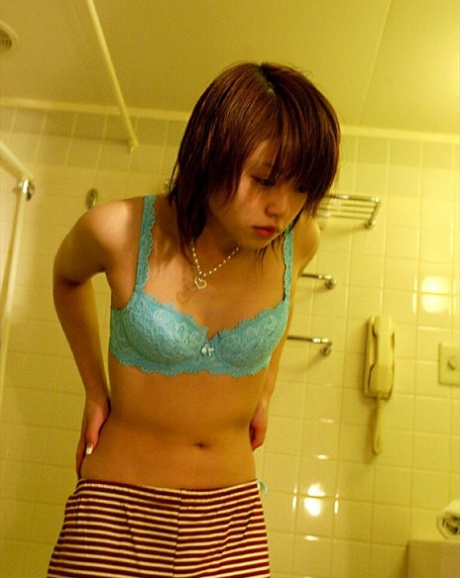 Asian MILF Hitomi Hayasaka hits upon great nude poses while taking a bath
