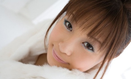 Adorável garota japonesa Misa Kikouden mostra longos mamilos enquanto troca de roupa