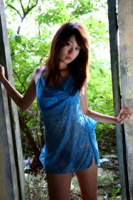 Die japanische Schönheit Risa Misaki wird völlig nackt in einem mit Graffiti übersäten Gebäude