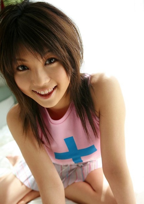 La adorable adolescente japonesa Azumi Harusaki desnuda sus firmes tetas y su peludo coño