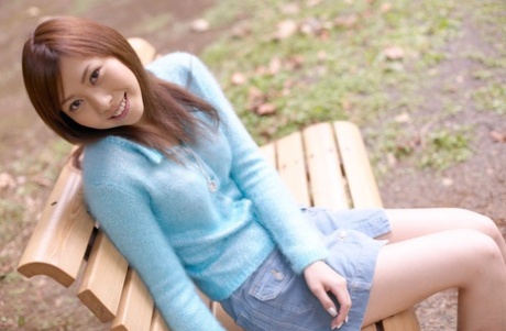 Charmanter japanischer Teenager Jun Seto zieht schließlich ihr Upskirt-Höschen aus