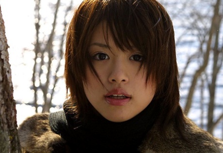 La guapa japonesa Hitomi Hayasaka hace pis en la nieve antes de volver a casa