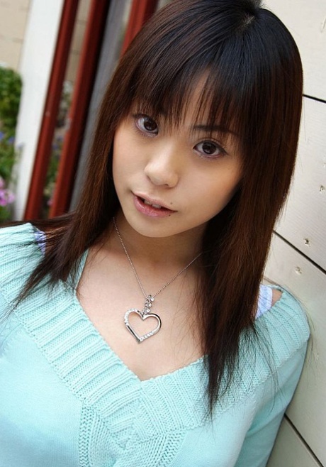 Japońska nastolatka Natsumi Mitsu odsłania majtki przed modelowaniem nago