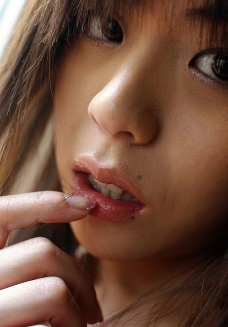 Den japanske teenager Natsumi Mitsu viser trusser frem, før hun går nøgenmodel