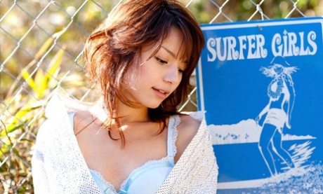 La adolescente japonesa Tina Yuzuki estira su esbelto cuerpo tras desnudarse