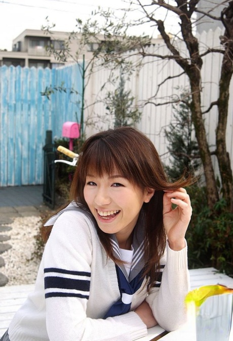 La mignonne étudiante japonaise Towa Aino retire son soutien-gorge de manière alléchante.