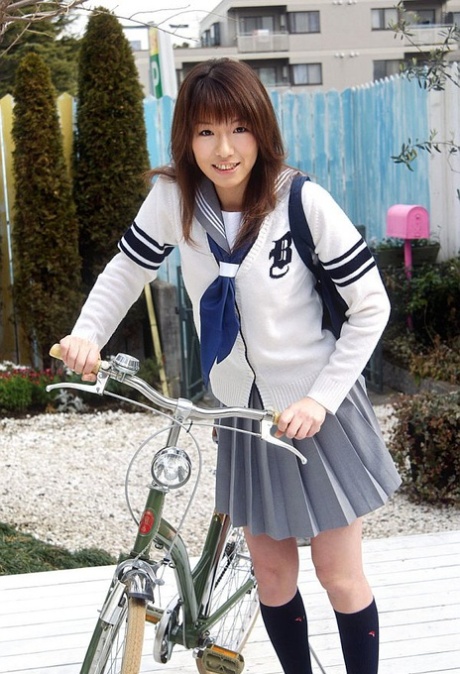 Die niedliche japanische Studentin Towa Aino zieht ihren Büstenhalter verführerisch aus