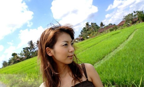 Unga japanska flickan Honoka exponerar sina stora bröst på landsbygden