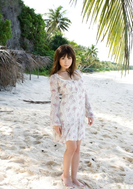 La sexy japonesa Aya Hirai se desnuda en una playa tropical durante una acción en solitario