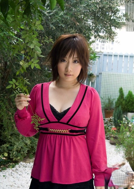 日本女孩Hanno Nono一边抚摸着大的自然部位，一边全身赤裸。