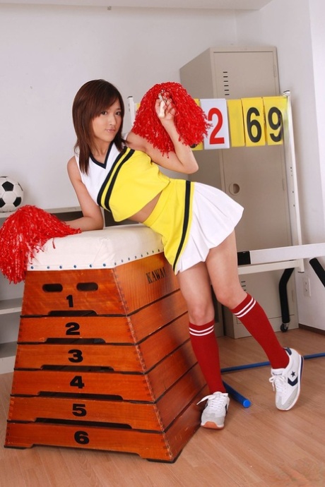 A líder de claque asiática Caren Hasumi fica nua enquanto muda de roupa