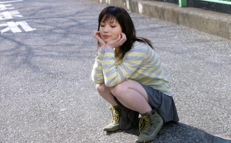 Młoda Japonka Ami odsłania swoje nagie ciało podczas przebierania się