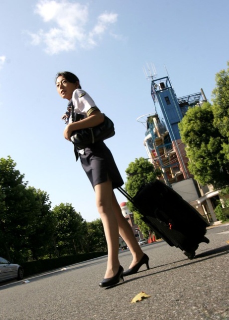 Японская стюардесса Шихо раздевается до нижнего белья стрингов после экскурсии