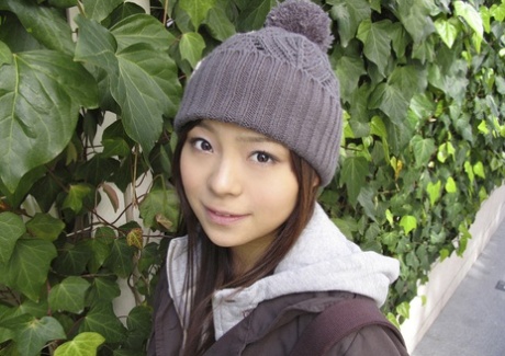 La adolescente japonesa Nori viene del frío para ser masturbada y follada