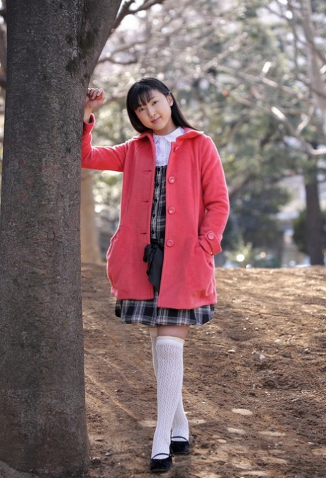 Junges japanisches Schulmädchen Youko Sasaoka geht nackt in weißen OTK-Socken