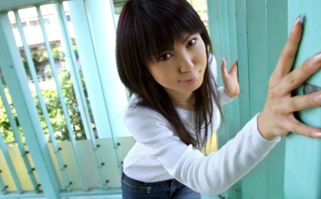 Japanische Teenagerin Kurara zieht sich zu Hause in ihrer Wohnung völlig aus