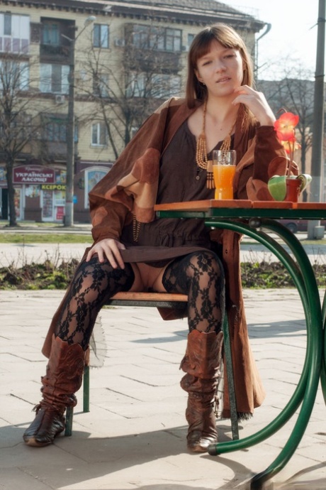 Sexy brunetka Red Eva vystavuje svá prsa a píču na veřejnosti