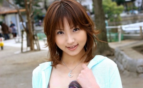 Japanska studenten Haruka blottar sig utanför sitt komplex innan hon poserar naken inomhus