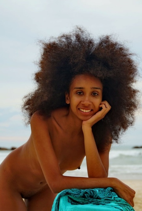 Slanke zwarte tiener met groot haar Isadora tapt haar lekkere kontje in haar blootje op een strand