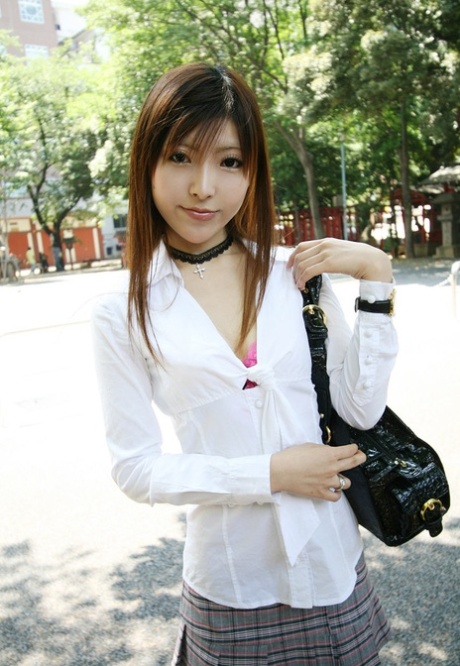 日本少女Miyo在单独行动中闪现她的乳房和内裤
