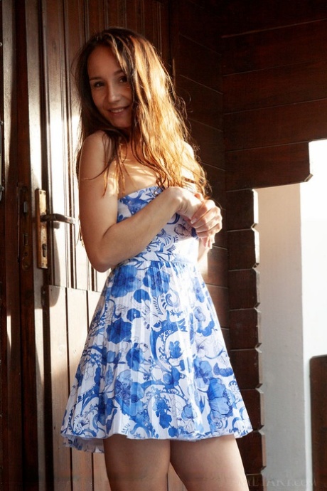 Slanke tiener Megan Muse trekt haar jurk uit en toont getrimd poesje